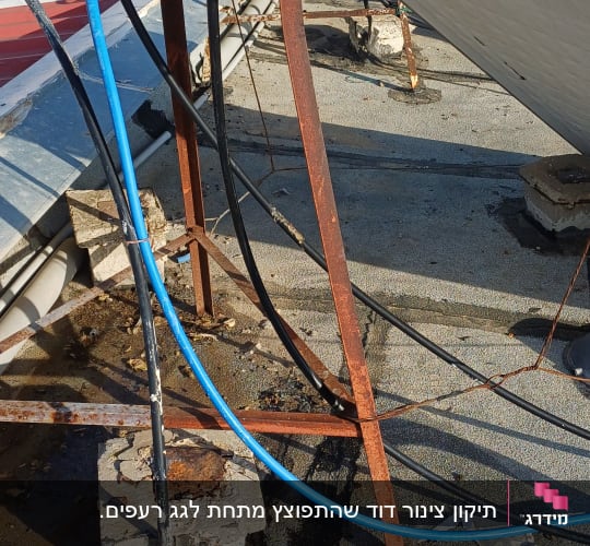 צנרת ומתקנים על גג, כולל צינורות וחיבורים